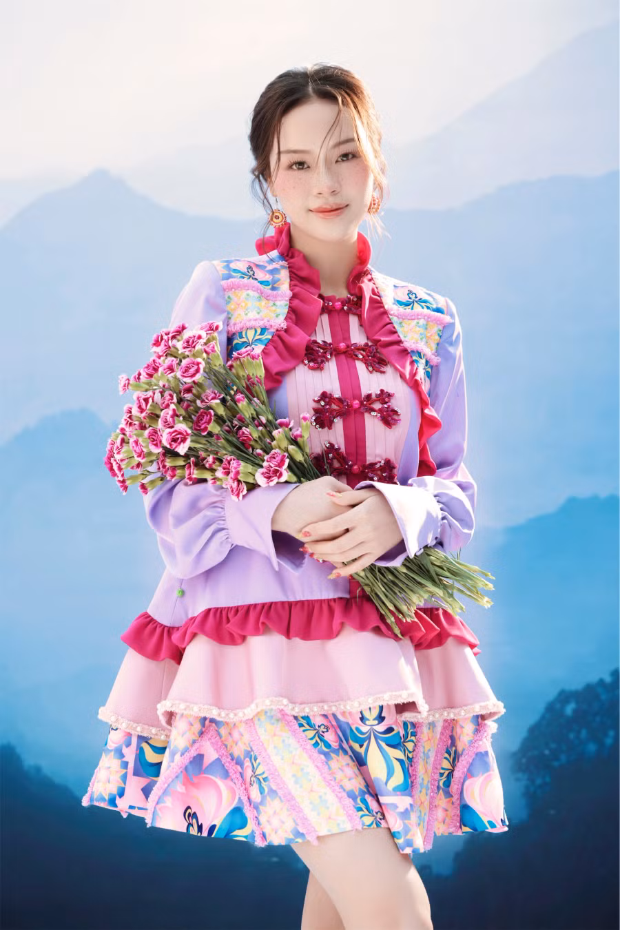 Á hậu 1 Hoa hậu Thế giới Việt Nam 2023 Đào Thị Hiền khoe nhan sắc trong trẻo khi diện váy đầy màu sắc nằm trong bộ sưu tập Tơ hồng