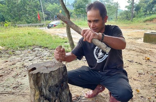 Mất nhiều ngày chờ đợi, người viết mới gặp được nghệ nhân điêu khắc gỗ Pa Kôh - ông Cu Đài