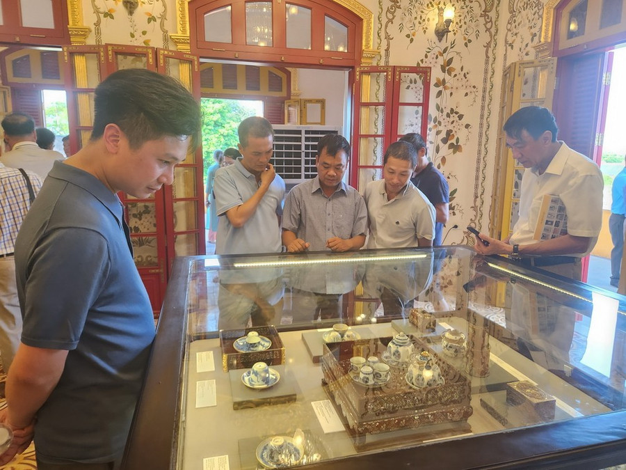 Khách tham quan triển lãm. (Ảnh: Mai Trang/TTXVN) Khách tham quan triển lãm. (Ảnh: Mai Trang/TTXVN)