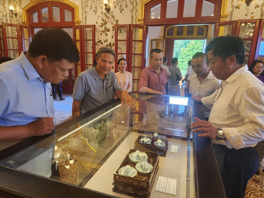 Đây là triển lãm cổ vật đầu tiên hội tụ các nhà sưu tầm cổ vật ở 3 miền đất nước. (Ảnh: Mai Trang/TTXVN) Đây là triển lãm cổ vật đầu tiên hội tụ các nhà sưu tầm cổ vật ở 3 miền đất nước. (Ảnh: Mai Trang/TTXVN)