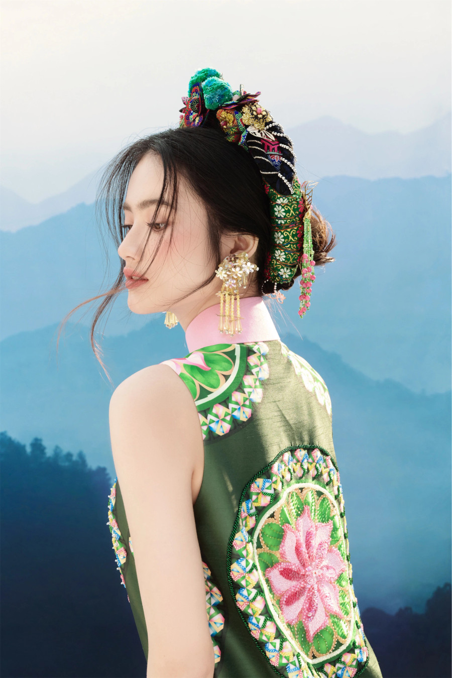 Hoa hậu Thế giới Việt Nam 2023 hóa cô gái dân tộc Thái, khoe nhan sắc ngọt ngào, quyến rũ cùng vóc dáng mảnh mai trong các mẫu váy áo đa phong cách, màu sắc nổi bật. Các thiết kế dựa trên bảng màu nguyên bản của chiếc khăn Piêu gồm xanh lá, đỏ, tím, vàng, hồng…