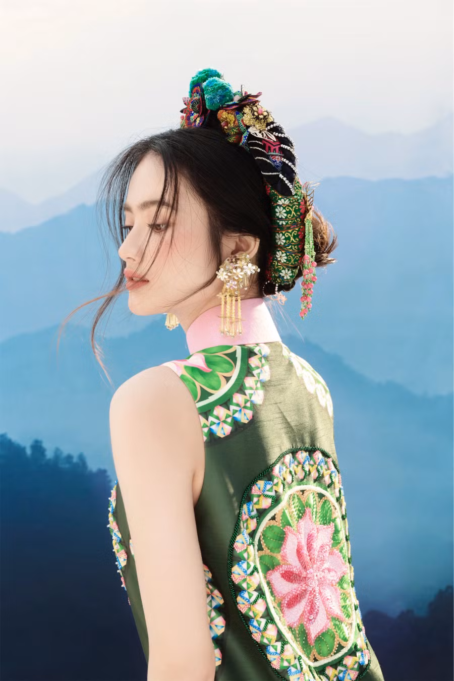 Hoa hậu Thế giới Việt Nam 2023 hóa cô gái dân tộc Thái, khoe nhan sắc ngọt ngào, quyến rũ cùng vóc dáng mảnh mai trong các mẫu váy áo đa phong cách, màu sắc nổi bật. Các thiết kế dựa trên bảng màu nguyên bản của chiếc khăn Piêu gồm xanh lá, đỏ, tím, vàng, hồng…