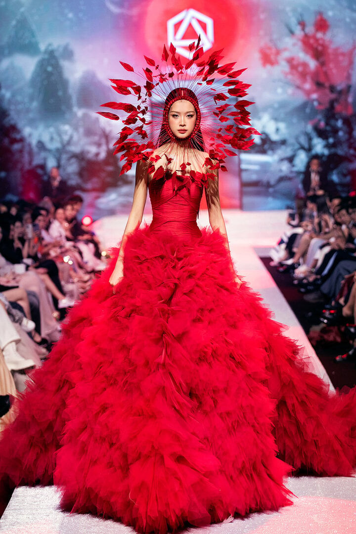 Để gửi gắm trọn vẹn tinh thần của bộ sưu tập, Hoa hậu Bảo Ngọc được chọn làm vedette với thần thái nổi bật. Để gửi gắm trọn vẹn tinh thần của bộ sưu tập, Hoa hậu Bảo Ngọc được chọn làm vedette với thần thái nổi bật.