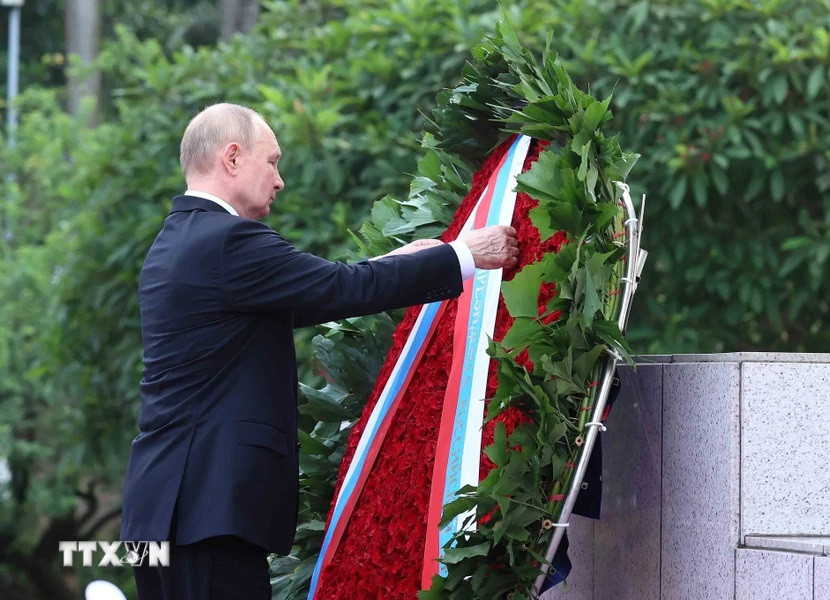 Tổng thống Liên bang Nga Vladimir Putin đặt vòng hoa viếng Chủ tịch Hồ Chí Minh. (Ảnh: Phạm Kiên/TTXVN)