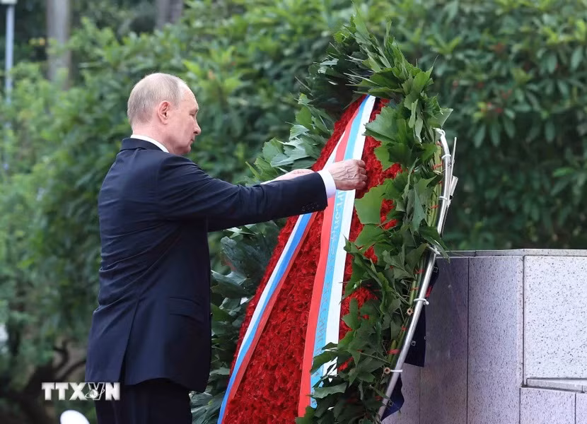 Tổng thống Liên bang Nga Vladimir Putin đặt vòng hoa viếng Chủ tịch Hồ Chí Minh. (Ảnh: Phạm Kiên/TTXVN)