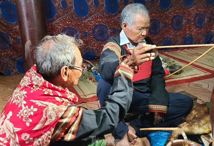 Sau đó, chủ lễ ngồi xuống bên ché rượu, đeo vòng đồng vào cổ tay. Sau đó, chủ lễ ngồi xuống bên ché rượu, đeo vòng đồng vào cổ tay.