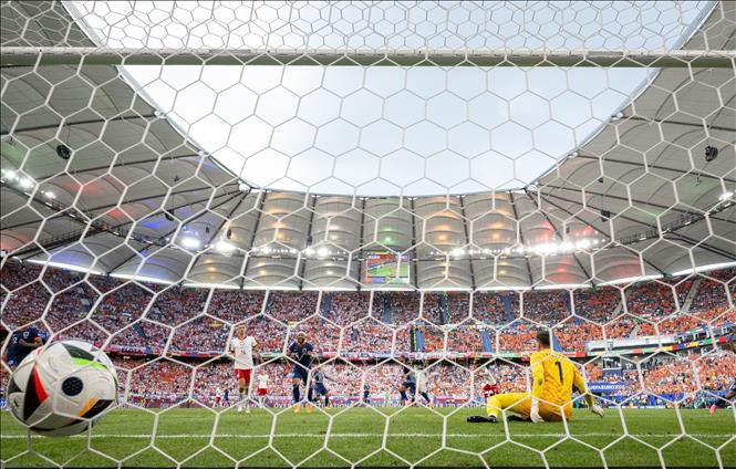 EURO 2024 là sự kiện thi đấu thể thao thu hút đông đảo người hâm mộ quan tâm theo dõi nhưng đây cũng là thời điểm các đường dây đánh bạc, tổ chức cá độ bóng đá tìm cách gia tăng hoạt động. Ảnh minh họa: THX/TTXVN EURO 2024 là sự kiện thi đấu thể thao thu hút đông đảo người hâm mộ quan tâm theo dõi nhưng đây cũng là thời điểm các đường dây đánh bạc, tổ chức cá độ bóng đá tìm cách gia tăng hoạt động. Ảnh minh họa: THX/TTXVN