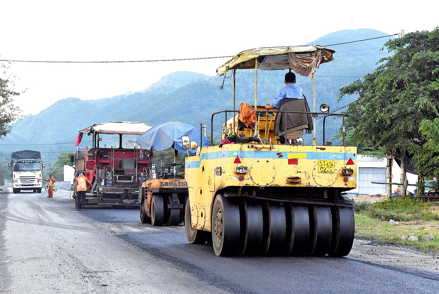 Thi công sửa chữa, nâng cấp quốc lộ 19 đoạn qua huyện Đak Pơ. Ảnh: Đ.T Thi công sửa chữa, nâng cấp quốc lộ 19 đoạn qua huyện Đak Pơ. Ảnh: Đ.T