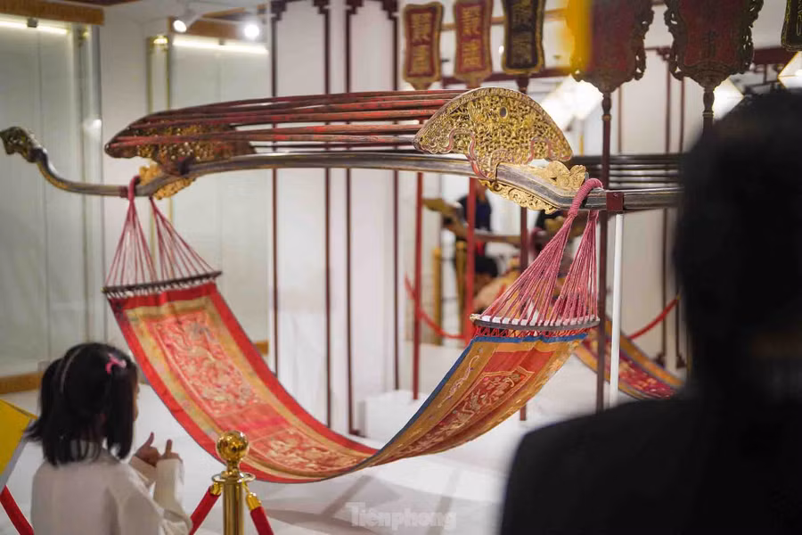 Họa tiết trang trí thân rồng, phụng được thể hiện bằng chỉ vàng, giữ được màu sắc của chất liệu theo gian. Hai chiếc võng thu hút quan khách dừng lại chiêm ngưỡng khá lâu.