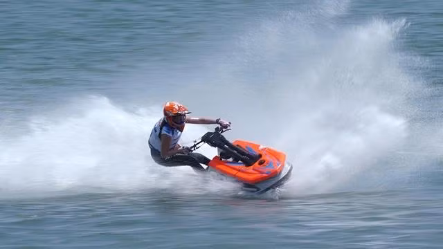 Một VĐV tham gia giải đua mô tô nước quốc tế tại đầm Thị Nại tháng 3.2024