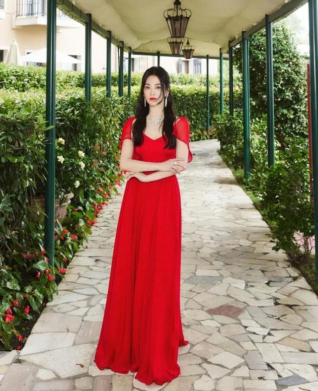 Người đẹp 43 tuổi tràn đầy khí chất khi "xúng xính" váy áo dự tiệc Người đẹp 43 tuổi tràn đầy khí chất khi "xúng xính" váy áo dự tiệc