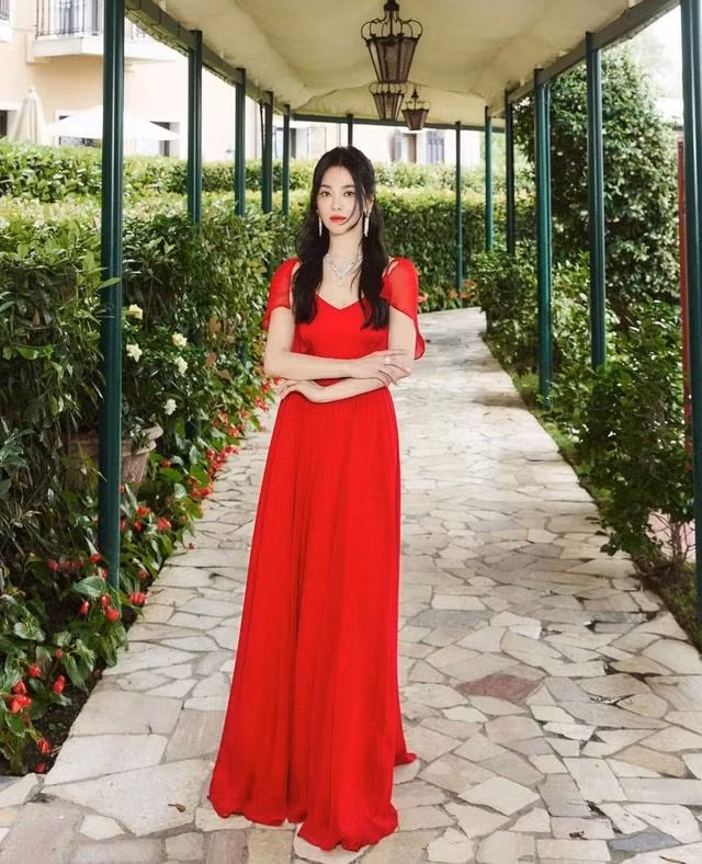 Người đẹp 43 tuổi tràn đầy khí chất khi "xúng xính" váy áo dự tiệc