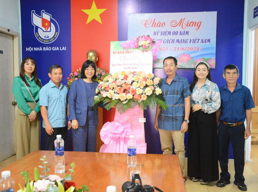Phó Chủ tịch phụ trách UBND tỉnh Nguyễn Thị Thanh Lịch (thứ 3 từ trái sang) tặng hoa chúc mừng Hội Nhà báo tỉnh Gia Lai nhân Kỷ niệm 99 năm Ngày báo chí cách mạng Việt Nam (21-6). Ảnh: Lam Nguyên Phó Chủ tịch phụ trách UBND tỉnh Nguyễn Thị Thanh Lịch (thứ 3 từ trái sang) tặng hoa chúc mừng Hội Nhà báo tỉnh Gia Lai nhân Kỷ niệm 99 năm Ngày báo chí cách mạng Việt Nam (21-6). Ảnh: Lam Nguyên