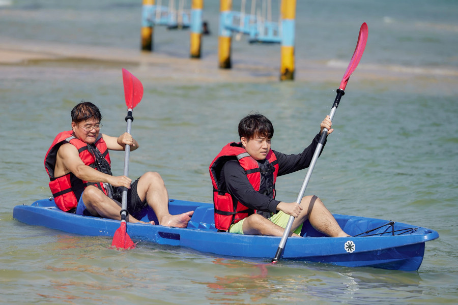 Bên cạnh tận hưởng thiên nhiên, Bãi Kem cũng là điểm đến lý tưởng nhất trong mùa hè này, để thử sức với các môn thể thao biển như chèo kayak, kéo phao chuối, lướt dù bay, lái motor nước…