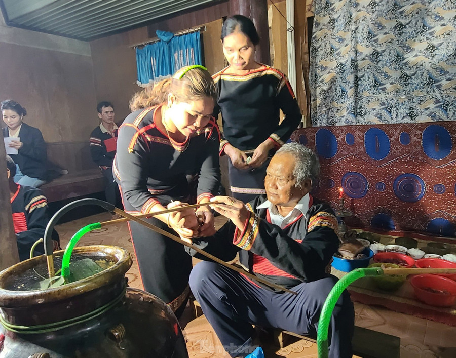 Do ảnh hưởng của cuộc sống hiện đại nên nhiều nghi lễ truyền thống người Ê Đê dần quên lãng. Vài năm gần đây, những gia đình có điều kiện mới tổ chức, duy trì nghi lễ này. Do ảnh hưởng của cuộc sống hiện đại nên nhiều nghi lễ truyền thống người Ê Đê dần quên lãng. Vài năm gần đây, những gia đình có điều kiện mới tổ chức, duy trì nghi lễ này.