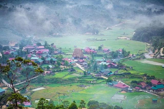 Từ trên cao nhìn xuống, Vi Rơ Ngheo như một lòng chảo rộng lớn với hàng chục nóc nhà thơ mộng Từ trên cao nhìn xuống, Vi Rơ Ngheo như một lòng chảo rộng lớn với hàng chục nóc nhà thơ mộng