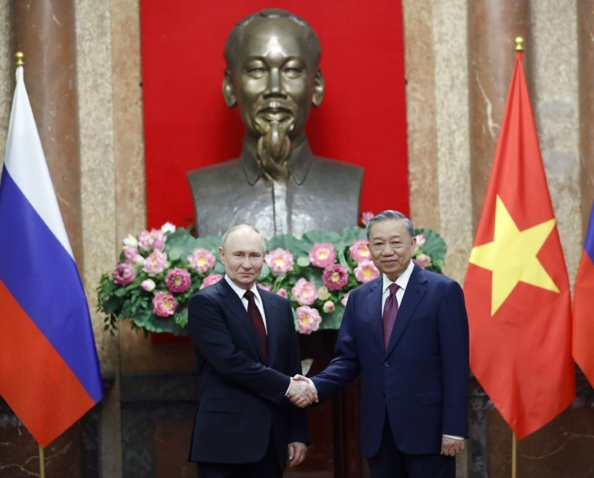 Chủ tịch nước Tô Lâm và Tổng thống Liên bang Nga Vladimir Putin chụp ảnh chung tại Phủ Chủ tịch, trưa 20/6/2024. (Ảnh: Nhan Sáng/TTXVN) Chủ tịch nước Tô Lâm và Tổng thống Liên bang Nga Vladimir Putin chụp ảnh chung tại Phủ Chủ tịch, trưa 20/6/2024. (Ảnh: Nhan Sáng/TTXVN)