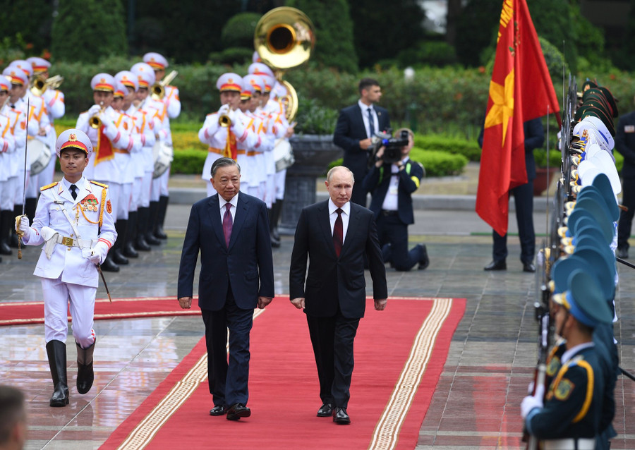 Hai nhà lãnh đạo duyệt đội danh dự. (Ảnh: Như Ý) Hai nhà lãnh đạo duyệt đội danh dự. (Ảnh: Như Ý)