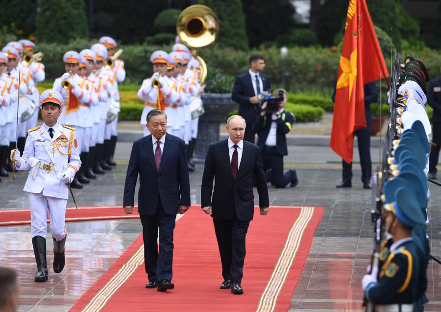 Hai nhà lãnh đạo duyệt đội danh dự. (Ảnh: Như Ý) Hai nhà lãnh đạo duyệt đội danh dự. (Ảnh: Như Ý)