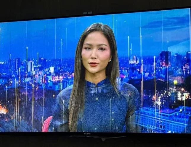 “Sáng nay đi quay và sự cố đến từ Hen, cảm thấy có lỗi. Từ sai sót mặc sai màu lần này nhớ mãi suốt đời luôn", Hoa hậu H’Hen Niê viết. “Sáng nay đi quay và sự cố đến từ Hen, cảm thấy có lỗi. Từ sai sót mặc sai màu lần này nhớ mãi suốt đời luôn", Hoa hậu H’Hen Niê viết.