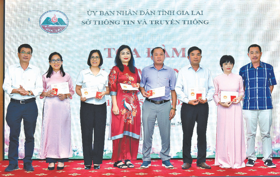 Lãnh đạo Hội Nhà báo tỉnh trao kỷ niệm chương “Vì sự nghiệp báo chí Việt Nam” cho các hội viên. Ảnh: Đ.T Lãnh đạo Hội Nhà báo tỉnh trao kỷ niệm chương “Vì sự nghiệp báo chí Việt Nam” cho các hội viên. Ảnh: Đ.T