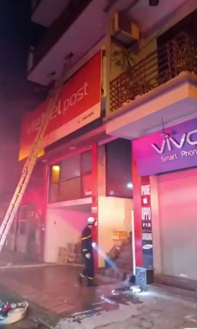 Lực lượng chức năng tiến hành chữa cháy, cứu nạn cứu hộ. Ảnh: MXH Lực lượng chức năng tiến hành chữa cháy, cứu nạn cứu hộ. Ảnh: MXH