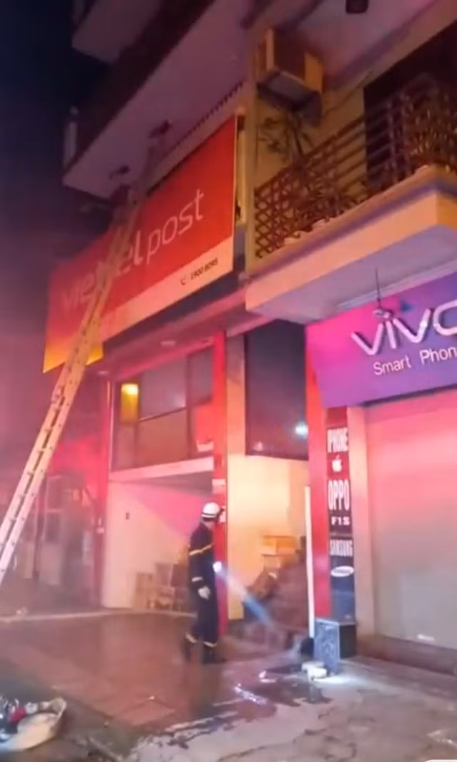 Lực lượng chức năng tiến hành chữa cháy, cứu nạn cứu hộ. Ảnh: MXH