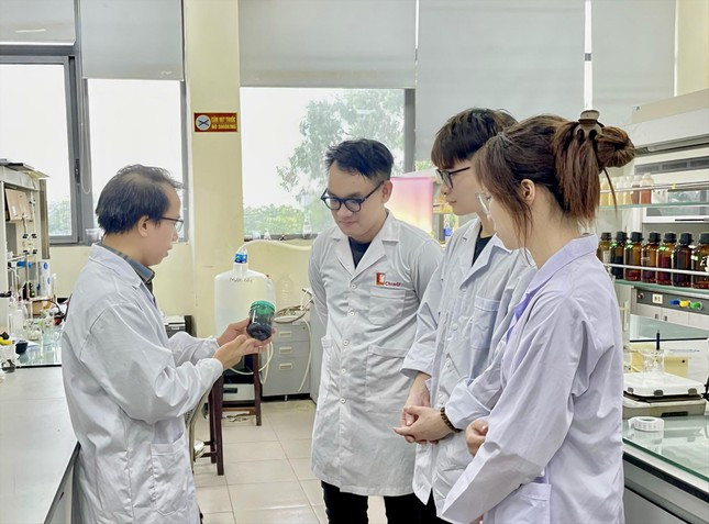 PGS.TS Nguyễn Trọng Nghĩa (Trường Hóa và Khoa học Sự sống, Đại học Bách khoa Hà Nội) hướng dẫn nhóm sinh viên thực hiện dự án PGS.TS Nguyễn Trọng Nghĩa (Trường Hóa và Khoa học Sự sống, Đại học Bách khoa Hà Nội) hướng dẫn nhóm sinh viên thực hiện dự án