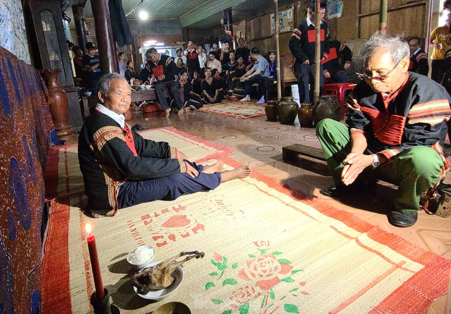 Theo thầy cúng Y Chôch, trong quá trình lễ cúng diễn ra, người Ê Đê cấm kỵ mọi người đi qua lại, nhằm giữ gìn sự thiêng liêng của buổi lễ. Với người Ê Đê, lễ cúng sức khỏe là một phần không thể thiếu trong đời sống và có vai trò quan trọng trong đời sống tâm linh của họ. Theo thầy cúng Y Chôch, trong quá trình lễ cúng diễn ra, người Ê Đê cấm kỵ mọi người đi qua lại, nhằm giữ gìn sự thiêng liêng của buổi lễ. Với người Ê Đê, lễ cúng sức khỏe là một phần không thể thiếu trong đời sống và có vai trò quan trọng trong đời sống tâm linh của họ.