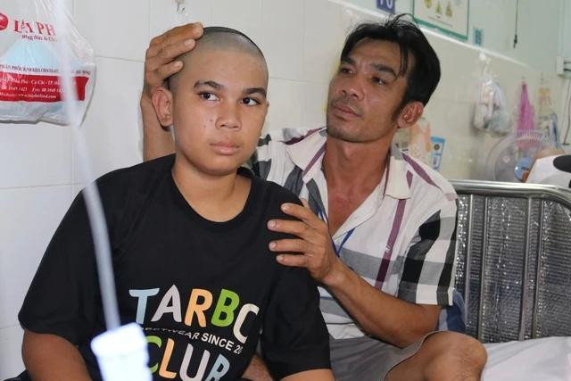 Anh Thương quyết sẽ cùng con điều trị ung thư đến cùng Anh Thương quyết sẽ cùng con điều trị ung thư đến cùng