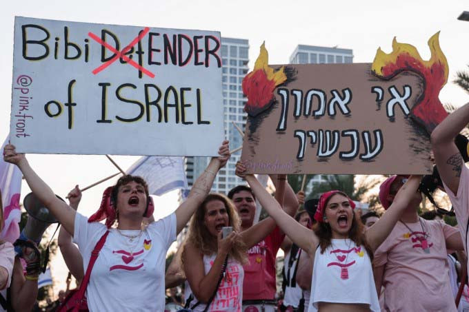 Người biểu tình cầm biểu ngữ phản đối Thủ tướng Benjamin Netanyahu ở thủ đô Tel Aviv, Israel. Ảnh: AFP Người biểu tình cầm biểu ngữ phản đối Thủ tướng Benjamin Netanyahu ở thủ đô Tel Aviv, Israel. Ảnh: AFP