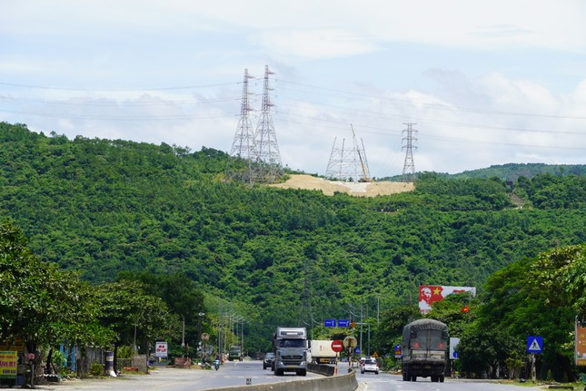 Trụ điện số 9 bị kẹp giữa 2 đường dây 500kV và 220kV khiến việc thi công thêm bội phần khó khăn và nguy hiểm Trụ điện số 9 bị kẹp giữa 2 đường dây 500kV và 220kV khiến việc thi công thêm bội phần khó khăn và nguy hiểm
