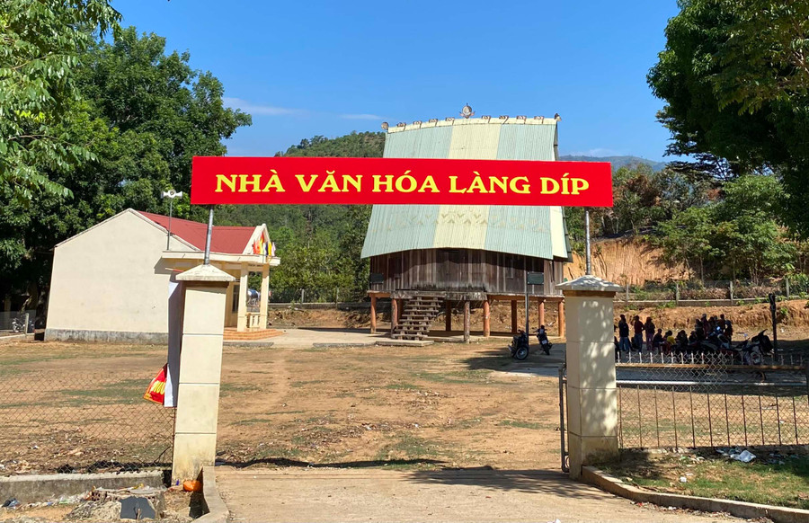 Nhà văn hoá làng Díp. Ảnh: V.T.T Nhà văn hoá làng Díp. Ảnh: V.T.T