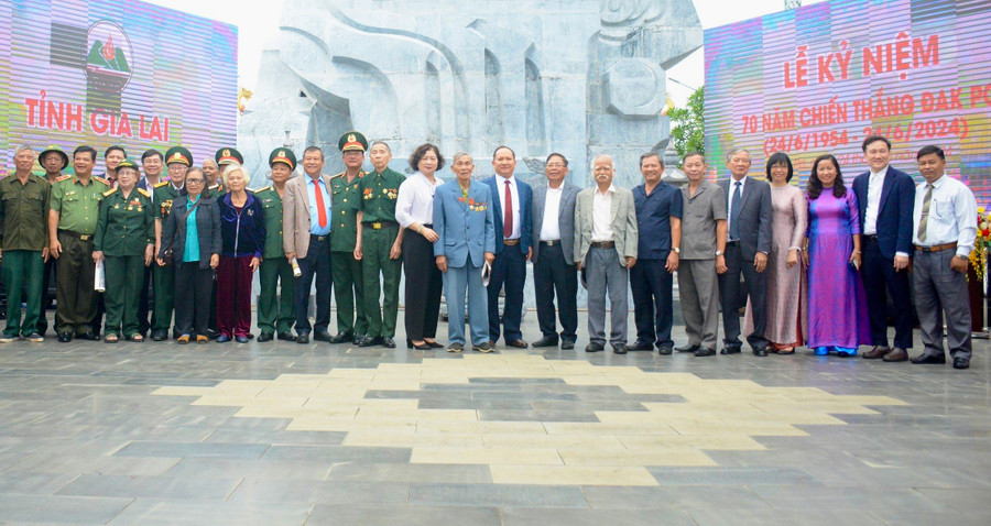 Các đồng chí lãnh đạo, nguyên lãnh đạo tỉnh Gia Lai chụp ảnh lưu niệm cùng các nhân chứng lịch sử của chiến thắng Đak Pơ. Ảnh: Lam Nguyên Các đồng chí lãnh đạo, nguyên lãnh đạo tỉnh Gia Lai chụp ảnh lưu niệm cùng các nhân chứng lịch sử của chiến thắng Đak Pơ. Ảnh: Lam Nguyên