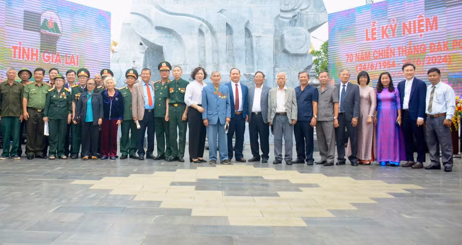 Các đồng chí lãnh đạo, nguyên lãnh đạo tỉnh Gia Lai chụp ảnh lưu niệm cùng các nhân chứng lịch sử của chiến thắng Đak Pơ. Ảnh: Lam Nguyên