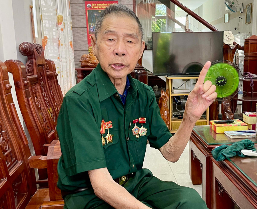 Ông Thái Diệp (thị trấn Đak Pơ) hồi tưởng về trận đánh Đak Pơ cách đây tròn 70 năm. Ảnh: Phương Duyên Ông Thái Diệp (thị trấn Đak Pơ) hồi tưởng về trận đánh Đak Pơ cách đây tròn 70 năm. Ảnh: Phương Duyên