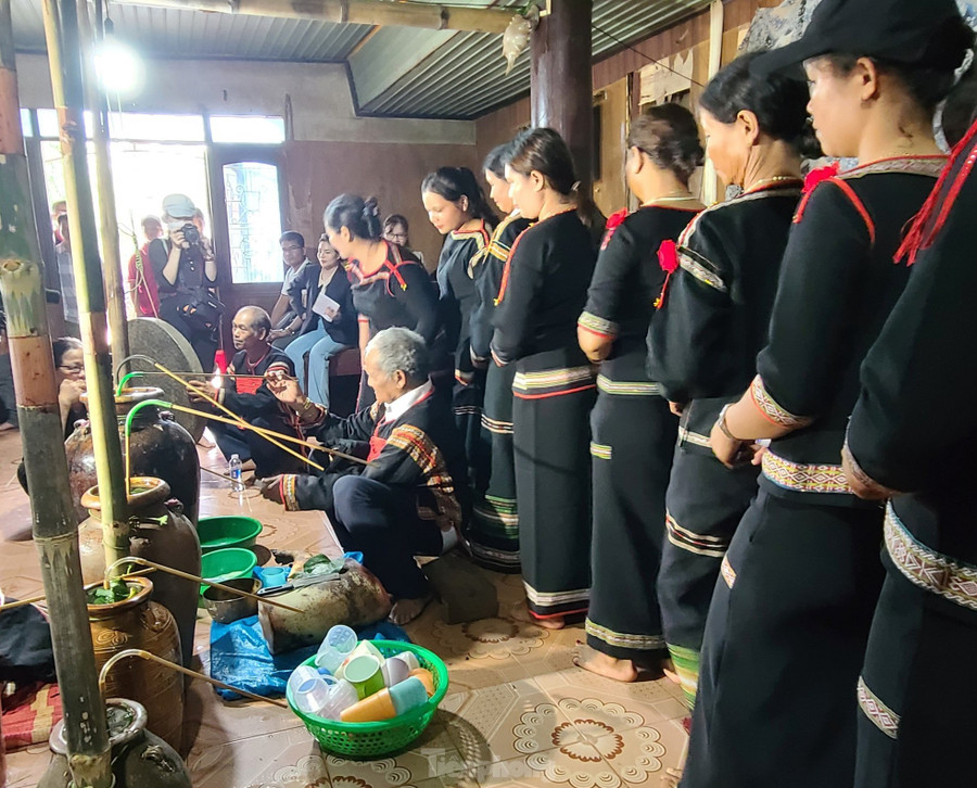 Nhằm bảo tồn và phát huy giá trị văn hóa truyền thống tốt đẹp của các dân tộc thiểu số, huyện Cư M’gar đã tổ chức phục dựng nghi lễ cúng sức khỏe của dân tộc Ê Đê tại buôn Mlăng. Đây là một trong những hoạt động nằm trong kế hoạch phát triển du lịch gắn với bảo tồn văn hóa truyền thống tại địa phương. Nhằm bảo tồn và phát huy giá trị văn hóa truyền thống tốt đẹp của các dân tộc thiểu số, huyện Cư M’gar đã tổ chức phục dựng nghi lễ cúng sức khỏe của dân tộc Ê Đê tại buôn Mlăng. Đây là một trong những hoạt động nằm trong kế hoạch phát triển du lịch gắn với bảo tồn văn hóa truyền thống tại địa phương.