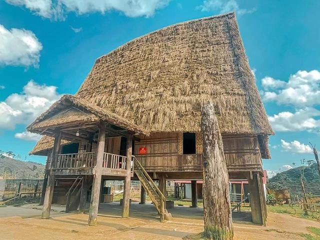 Mái nhà rông truyền thống như trái tim của làng Vi Rơ Ngheo Mái nhà rông truyền thống như trái tim của làng Vi Rơ Ngheo