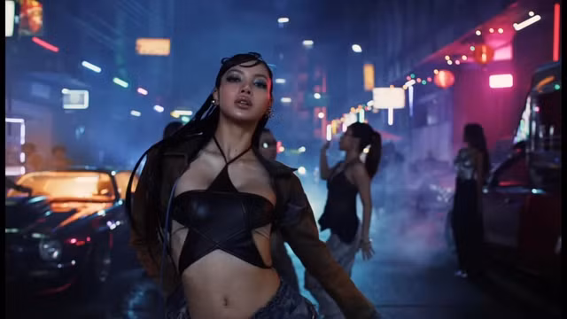 Lisa quyến rũ trong MV