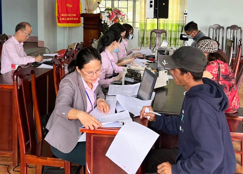 Cán bộ, nhân viên Phòng Giao dịch Ngân hàng Chính sách Xã hội huyện Chư Sê làm thủ tục giải ngân cho người dân tại phiên giao dịch ở xã Hbông, huyện Chư Sê. Ảnh: Sơn Ca Cán bộ, nhân viên Phòng Giao dịch Ngân hàng Chính sách Xã hội huyện Chư Sê làm thủ tục giải ngân cho người dân tại phiên giao dịch ở xã Hbông, huyện Chư Sê. Ảnh: Sơn Ca
