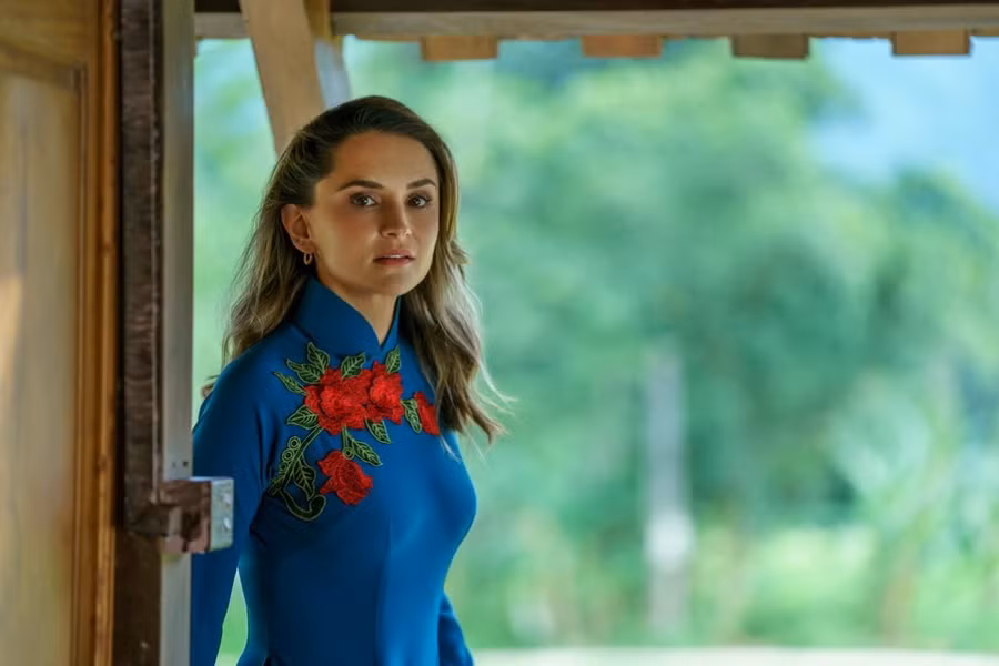 Ngôi sao Hollywood Rachael Leigh Cook trong tà áo dài. Ảnh: Netflix Ngôi sao Hollywood Rachael Leigh Cook trong tà áo dài. Ảnh: Netflix