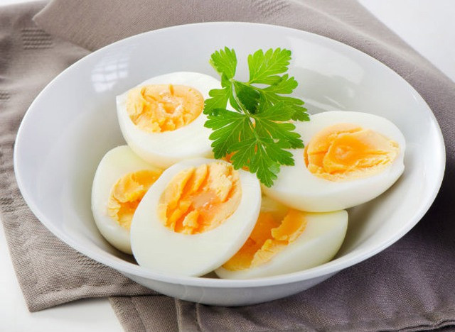 Trứng luộc chín kỹ sẽ vẫn tươi ngon sau khoảng từ 3 đến 4 ngày trong tủ lạnh. Ảnh: Shutterstock