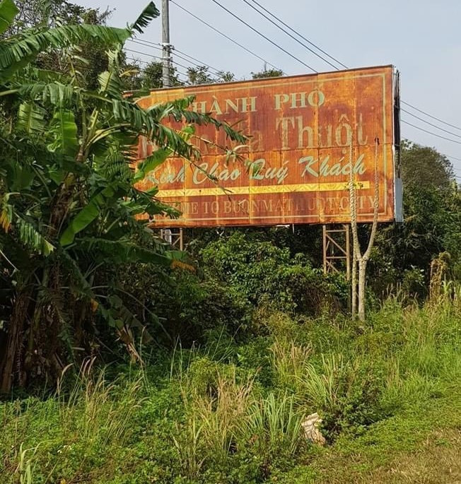 Một bảng chào vào địa phận TP. Buôn Ma Thuột xuống cấp, gây mất mỹ quan. Ảnh: Bảo Trung Một bảng chào vào địa phận TP. Buôn Ma Thuột xuống cấp, gây mất mỹ quan. Ảnh: Bảo Trung