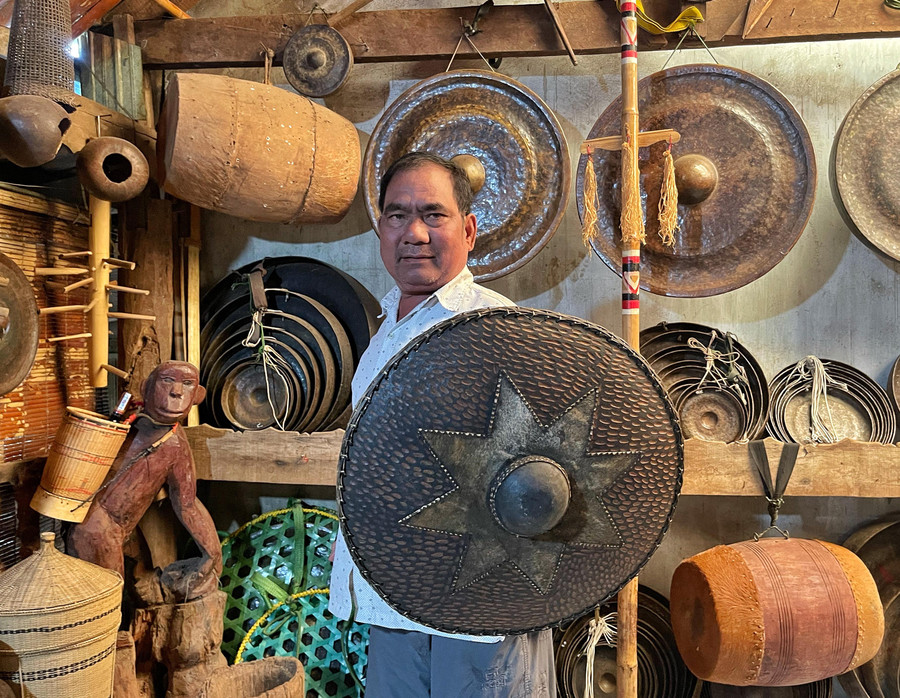Nghệ nhân Ksor Hnao giới thiệu văn hóa gắn với chiếc khiên trong đời sống của người bản địa Tây Nguyên. Ảnh: Hoàng Ngọc Nghệ nhân Ksor Hnao giới thiệu văn hóa gắn với chiếc khiên trong đời sống của người bản địa Tây Nguyên. Ảnh: Hoàng Ngọc