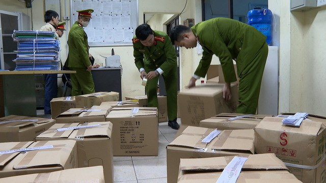 Công an khám xét, thu giữ tài liệu tại Trung tâm Đăng kiểm 29-07D. Ảnh: Nguyễn Bích Công an khám xét, thu giữ tài liệu tại Trung tâm Đăng kiểm 29-07D. Ảnh: Nguyễn Bích