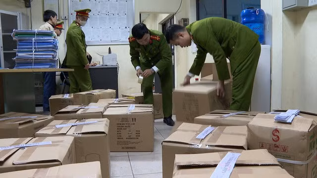 Công an khám xét, thu giữ tài liệu tại Trung tâm Đăng kiểm 29-07D. Ảnh: Nguyễn Bích