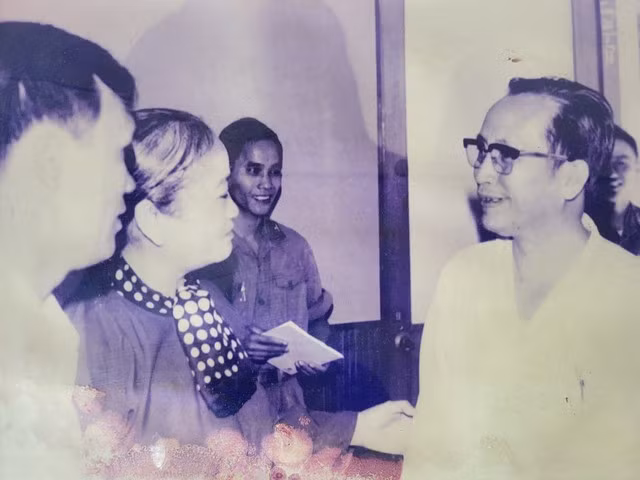 Thiếu tướng Đỗ Hoài Nam (bên phải) đón tiếp thiếu tướng Nguyễn Thị Định, nguyên Phó tư lệnh Quân giải phóng miền Nam Việt Nam đến thăm Bệnh viện Quân y 175 vào năm 1986. Ảnh: BVCC