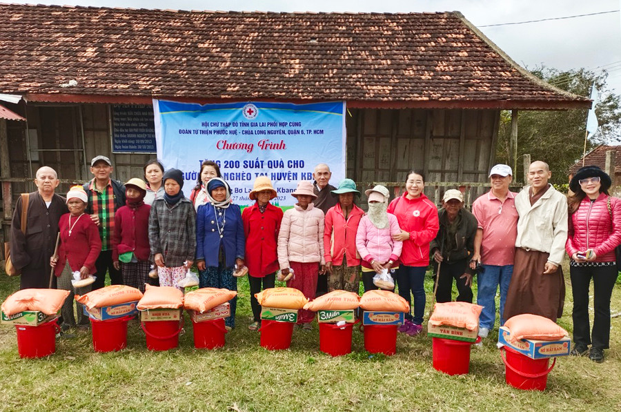 Đoàn công tác tặng 200 suất quà cho người nghèo, khó khăn xã Kông Bờ La, huyện Kbang. Ảnh: Hồng Ngọc