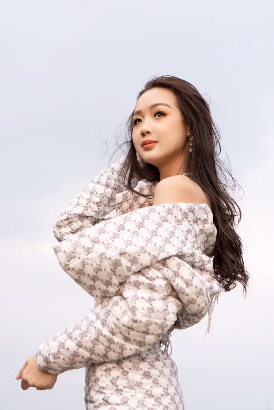 Ngoài bộ trang phục quyến rũ, Bảo Ngọc ghi điểm nhờ cách trang điểm nhẹ nhàng, mái tóc xoăn tự nhiên. Ảnh: NVCC