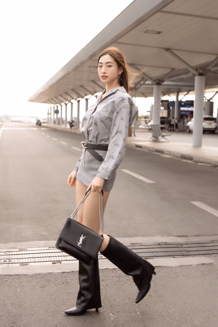 "Mỹ nhân Cao bằng chân dài 1m22" gây chú ý với kiểu tóc highlight cùng phụ kiện túi xách, hoa tai trẻ trung. Ảnh: NVCC